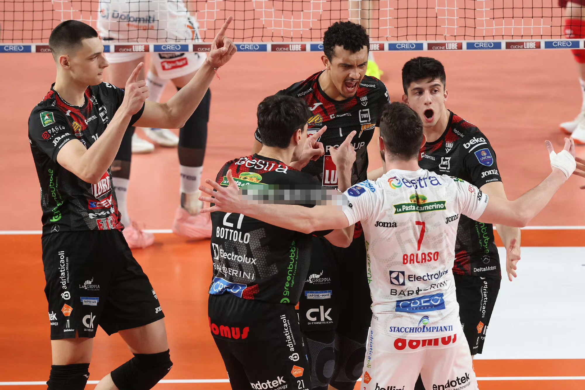 实时赛事比分-欧冠转会期再迎强敌，多伦多猛龙复出首秀，主帅态度：质疑声仍在，更衣室氛围转暖的简单介绍